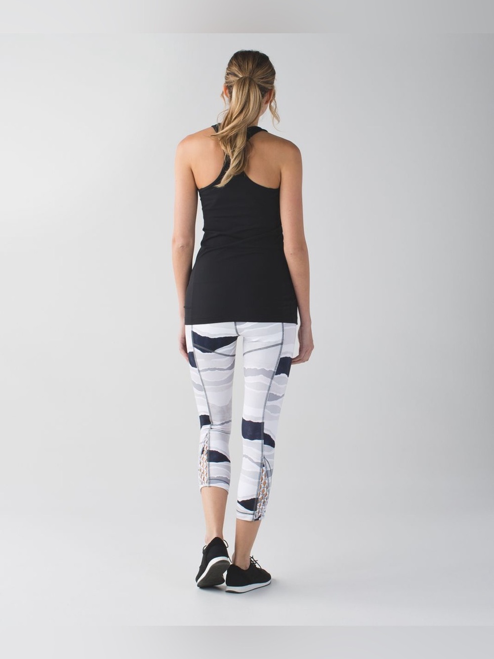 Lululemon True Self Crop Sz 8
Bleacher Stripe White Gray
Luon 23 Inseam A125